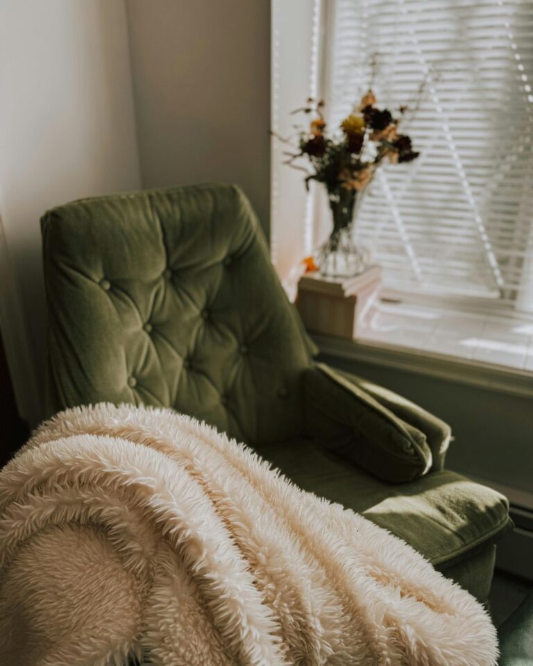 Warm Cozy Living Room Ideas: 19 Cute Throw Blankets